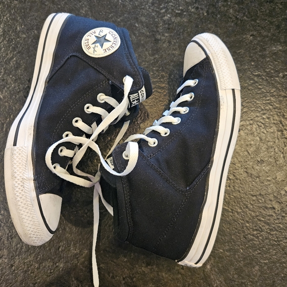 Chuck Taylor hightop Converse shoes - Picture 2 of 16